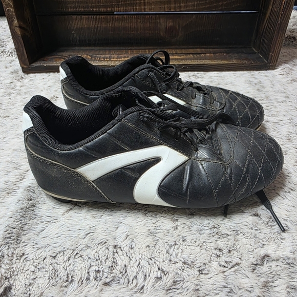 Athletic Works Boys Soccer Shoes Size 6 Black and White - Picture 1 of 8